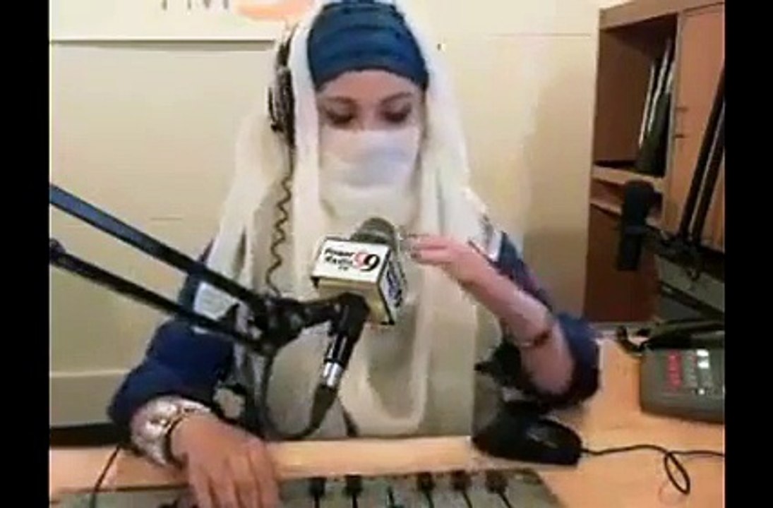 یہ لڑکی کتنی زبانیں بولتی ہے