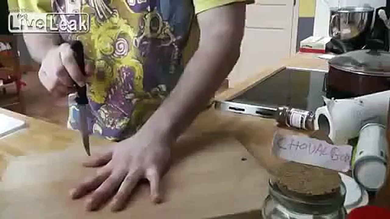 Bardzo niebezpieczna zabawa z nozem miedzy palcami Fast knife game - The Five Finger Fillet