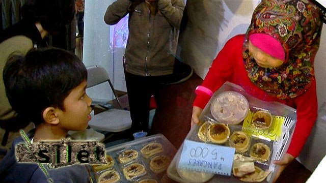 Kekompakan Keluarga Gen Halilintar Berjualan Kue - Silet 03 Maret 2016