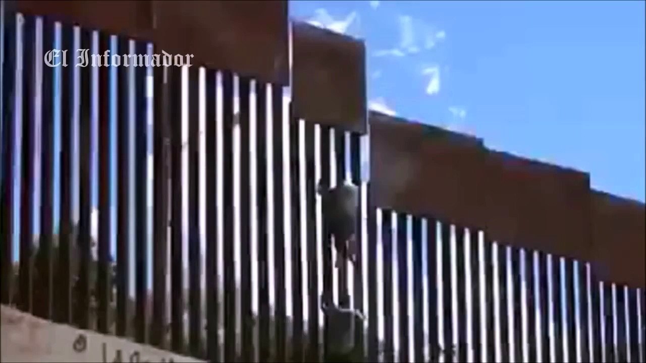 Captan a sujetos cruzando droga en la frontera entre Nogales y Arizona.