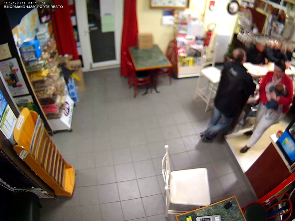 La patronne d'un bar français fait fuir un braqueur armé d'un pistolet