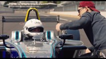 Un salto arrière par-dessus une Formula E à 100 km/h