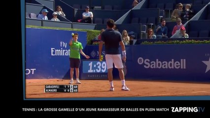 Tennis : La grosse gamelle d'un jeune ramasseur de balles en plein match  (vidéo) - Vidéo Dailymotion