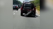 ¿Cómo reacciona la policía si arrastras un sofá por la autopista?