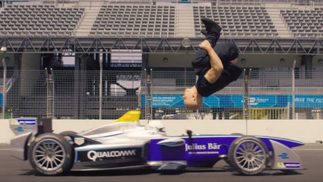 Une dangereuse cascade au dessus d'une Formule E lancée à pleine vitesse !