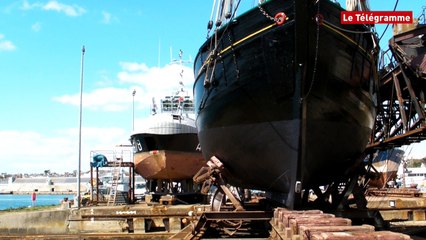 Concarneau. Nettoyage de printemps du Lougre Corentin