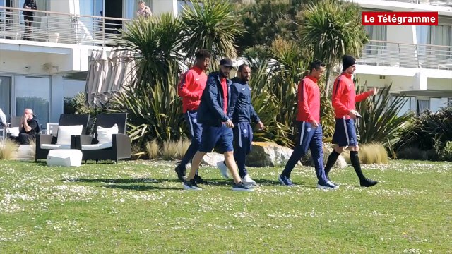 Quiberon. Des supporters du PSG déçus devant le Sofitel