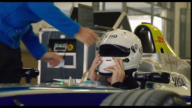 Il saute au-dessus d'une Formule E lancée à toute vitesse