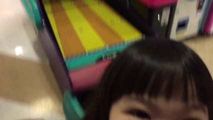 【Play】ボーリングのゲームで遊ぶももか Momoka play in the bowling game