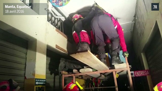 Des hommes et un chien secourus deux jours après le séisme en Equateur