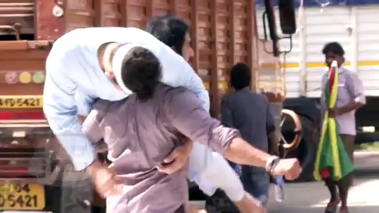 Gopi & Ahem Save Dharam From Goons - Saath Nibhana Saathiya - Star Plus