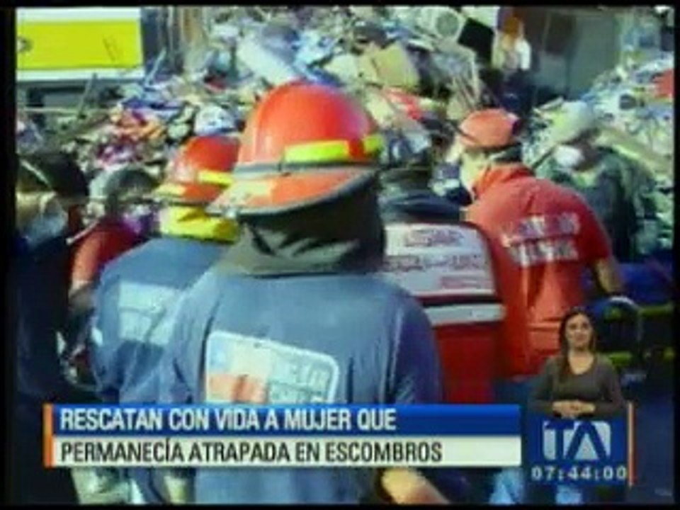 Rescatan a sobrevivientes que permanecieron por 58 horas bajo los escombros en Manta