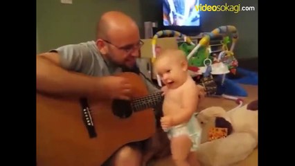 Baba ile bebeği arasındaki muhteşem düet sizlerle
