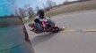 Un motard se fait renverser par un chien et passe juste à côté de la mort