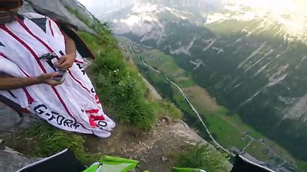 Passer sous une cascade en Wingsuit