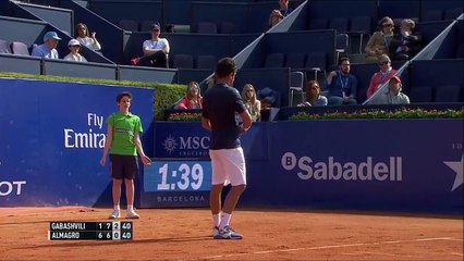 Ce ramasseur de balle fini la tête dans le mur... Joli Facep