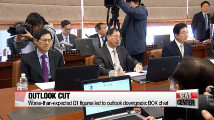 Скачать видео: BOK cuts this year's growth outlook to 2.8% but leaves key rate steady