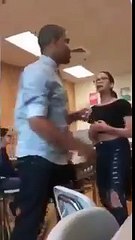 Une Fille frappe son professeur et se fait calmer