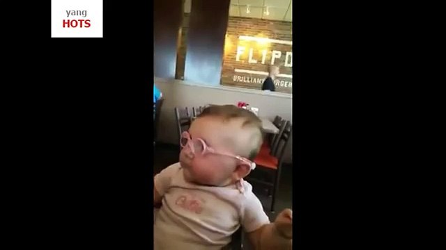 Riesce a vedere per la prima volta i suoi genitori, la reazione di questa neonata è da lacrime
