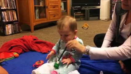 Quand tu lui appuies sur le nez il crache. Bébé adorable