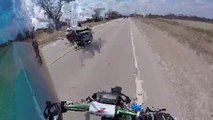 Un motard heurte un chien et manque de peu un camion