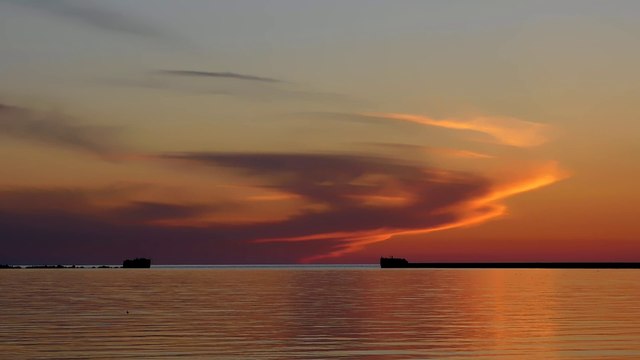 Лиепая. Закат, шум прибоя, апрель.