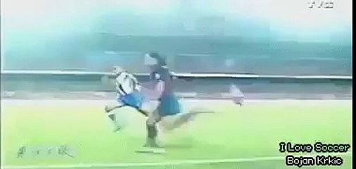 Ronaldinho, topunu kesen rakibini tebrik ediyor