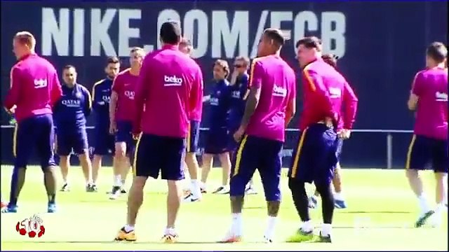 El vacile de Dani Alves a Neymar en el entrenamiento por su nuevo peinado