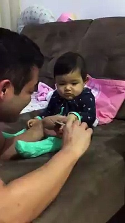 Watch her super awesome reaction as Dad tries to cut her nails. Baby pranks her Dad Goes Viral