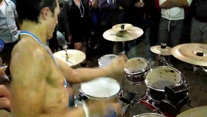 Melhor Baterista de Rua do Mundo Impressiona Multidão!