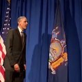 باراك أوباما يصافح رجل عملاقة