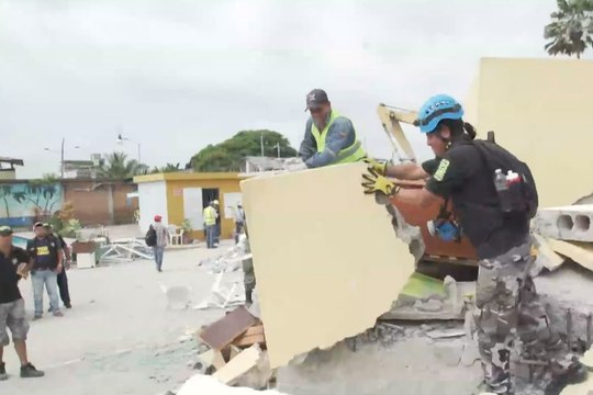 Búsqueda contrarreloj de sobrevivientes en Ecuador