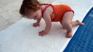 Bébé à la piscine (1)