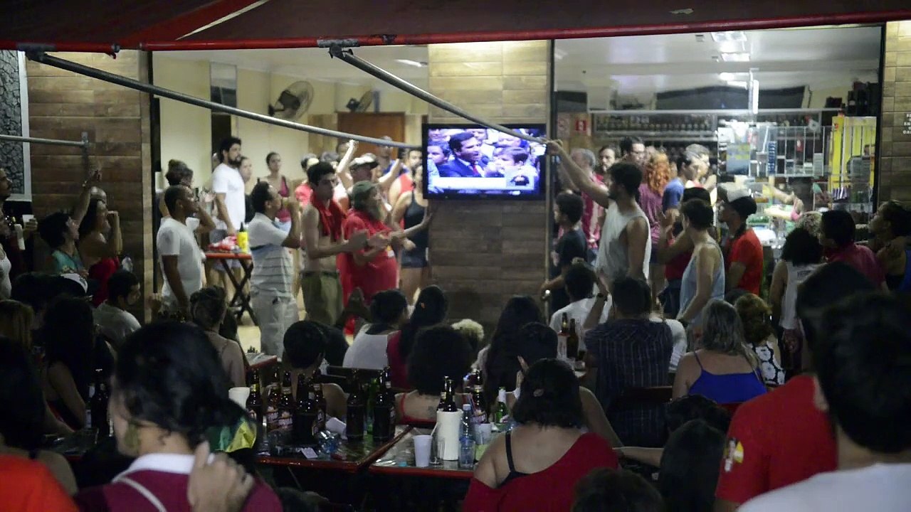 Veja a reação dos manifestantes contra o impeachment no voto de cada deputado capixaba