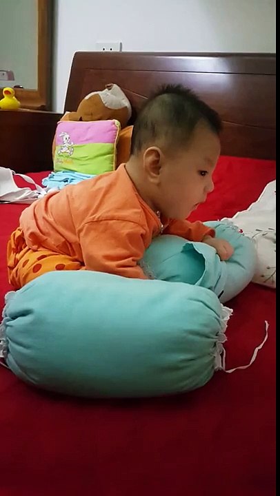 Bé 4 tháng tuổi học tiếng anh ABC songs