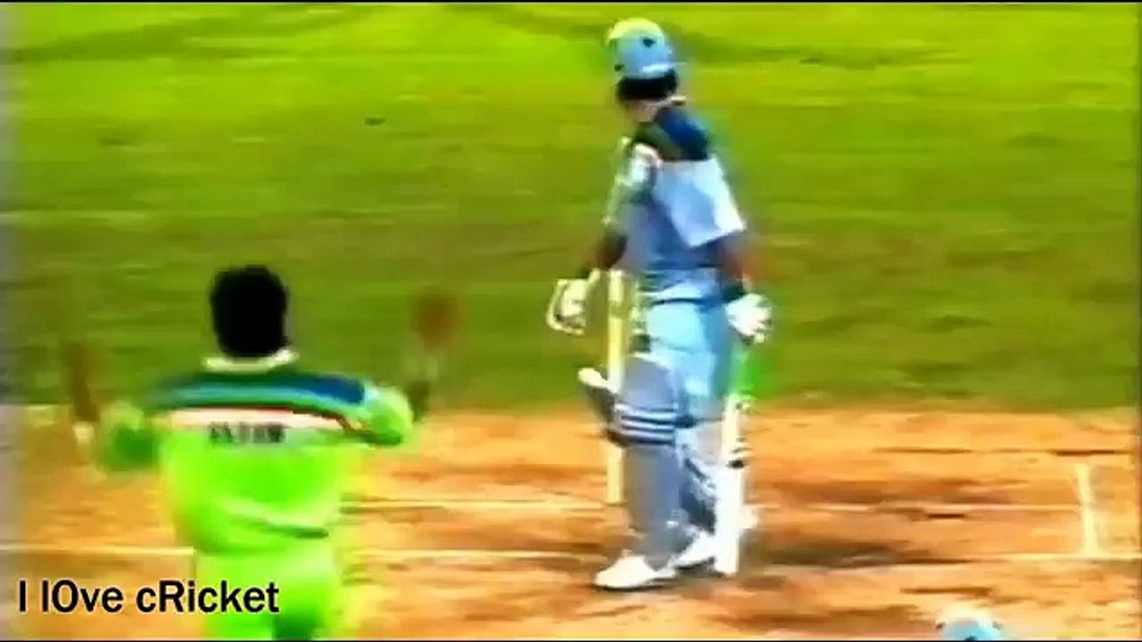 Indian vs Pakistani Bowlers ●● Deadly Swing Bowling in Cricket History updated