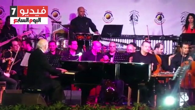 عمر خيرت يبدأ حفلته بجامعة القاهرة احتفالاً بمرور 55 سنة على سياسة واقتصاد