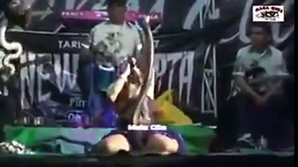 Mordue par un serpent , une chanteuse meurt en direct