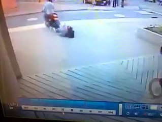 Lucu Ngakak -Jatuh dari motor saat boncengan