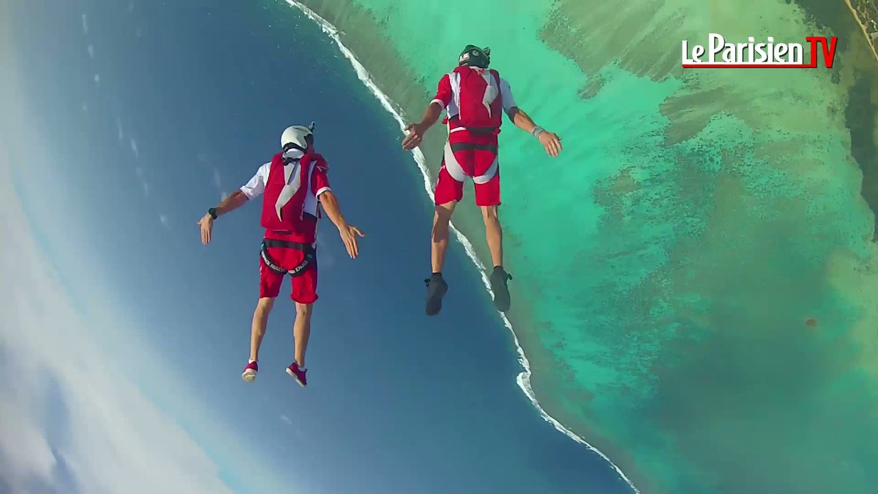 L'équipe de France de parachutisme saute au-dessus du lagon de Poé