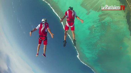 L'équipe de France de parachutisme saute au-dessus du lagon de Poé