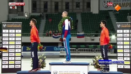 Российского конькобежца Кулижникова награждают под гимн США — видео