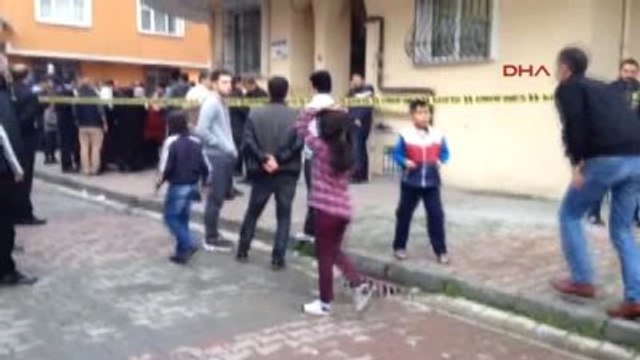 Küçükçekmece'de Baba Vahşeti : İkizlerini Bıçakla Boğazlayarak Öldürdü, Annelerini Ağır Yaraladı