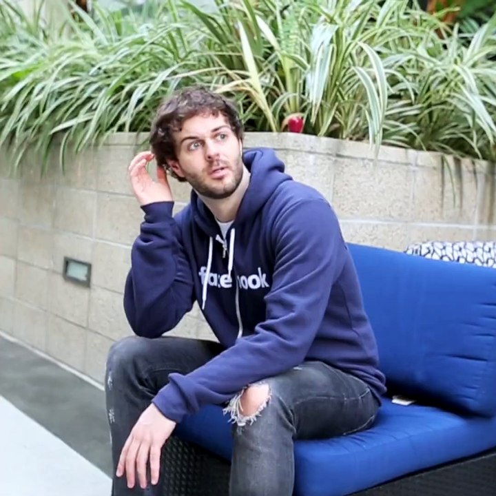 Un homme savoure les retrouvailles avec sa copine