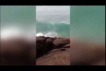 Registran el momento en el que un hombre fue arrastrado por una ola