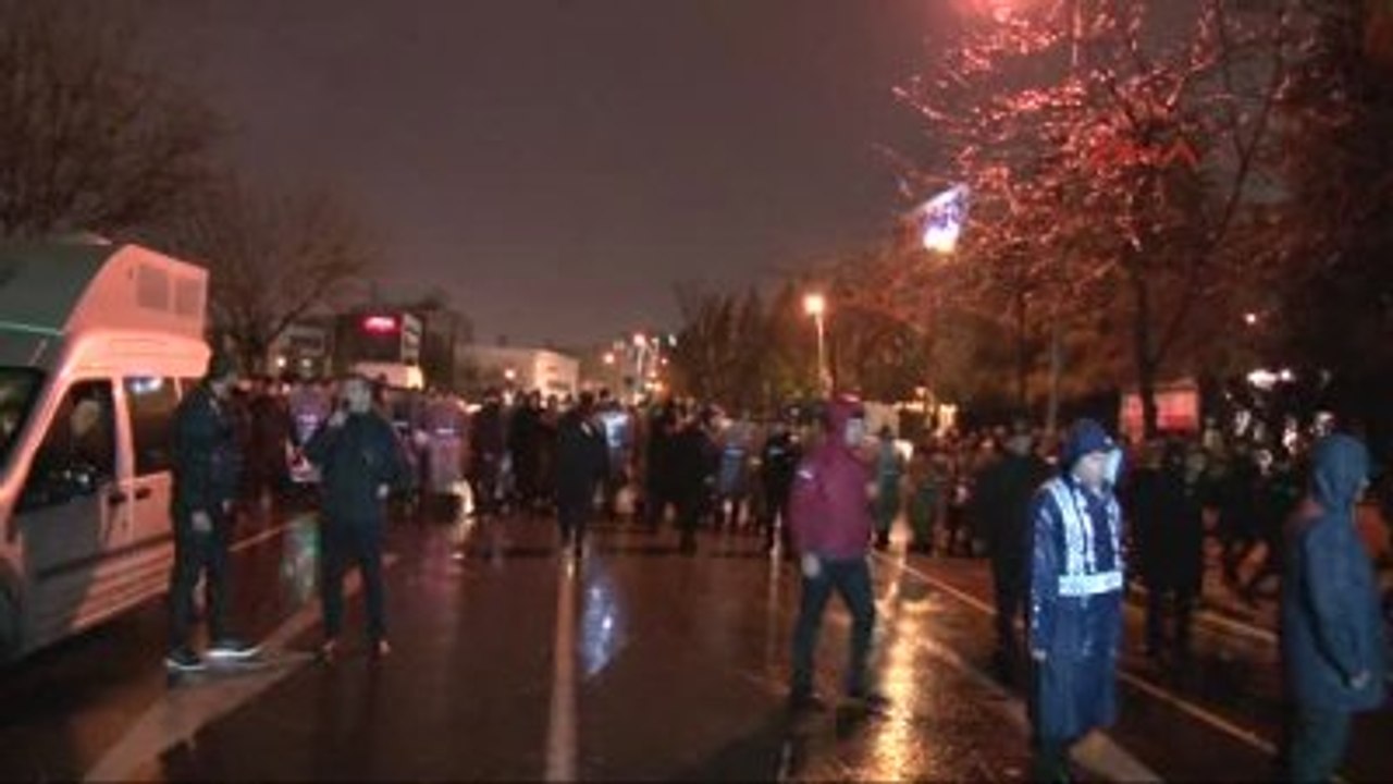 Polis, Zaman Gazetesi Önünde Bekleyen Kalabalığa Müdahale Etti