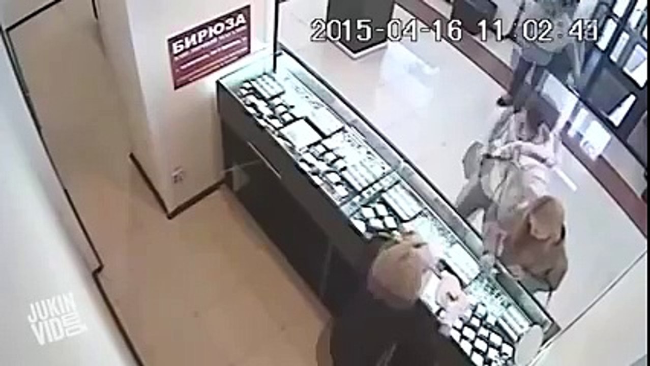 perampok kena tendangan langsung KO
