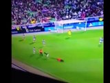 Aficionado de Santos Laguna intenta agredir al arbitro en pleno partido donde Puebla se sa