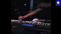 Edin Džeko na nastupu Šabana novčanicama okitio klavijaturu i svirače (22.12.2015)