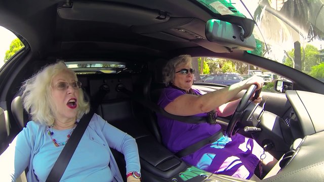 Deux mamies font leurs courses dans une Lamborghini tunée